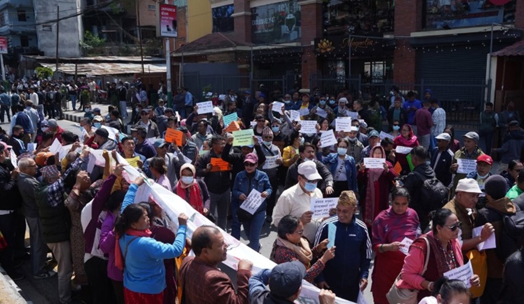 बालेन प्रधानमन्त्री हुनुअघि सहकारीपीडितहरू सडक प्रदर्शनमा