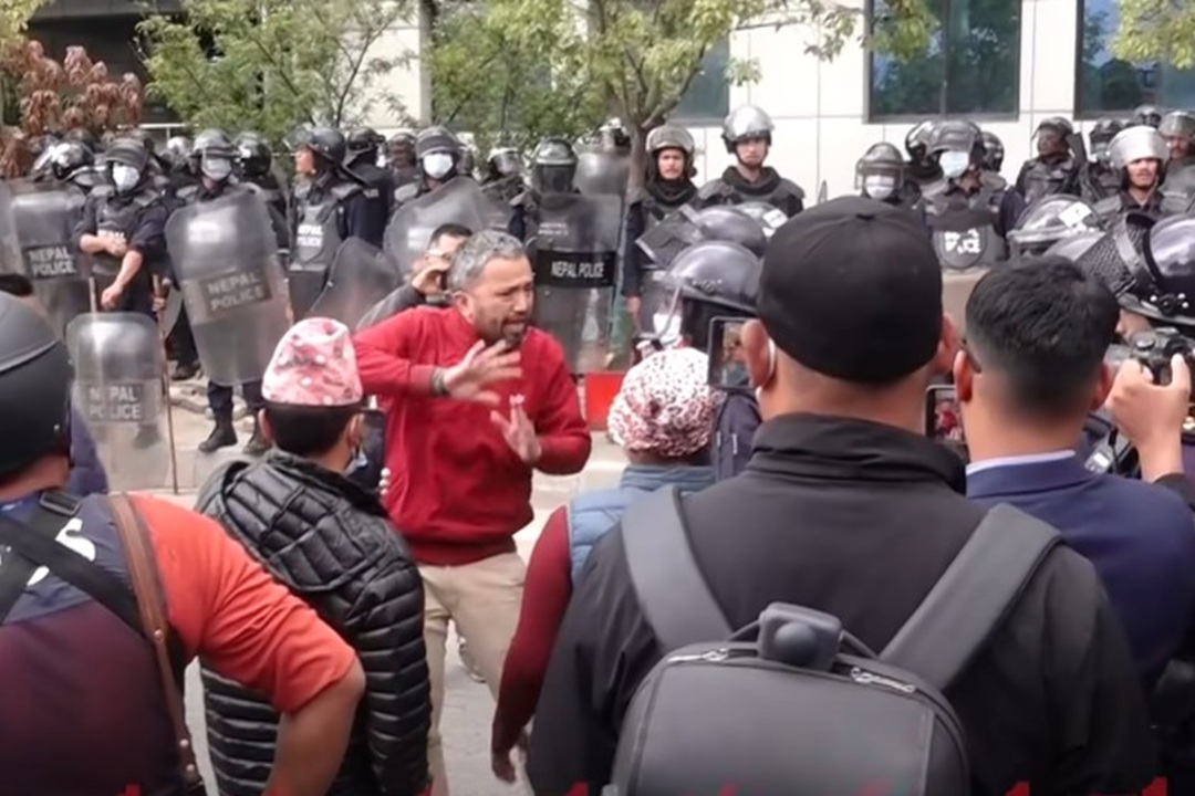 ‘धकेल्नु तर गोरु कुटाइ नकुट्नु’ भनेर प्रहरीलाई सम्झाउँदै एमाले कार्यकर्ता (भिडियो)