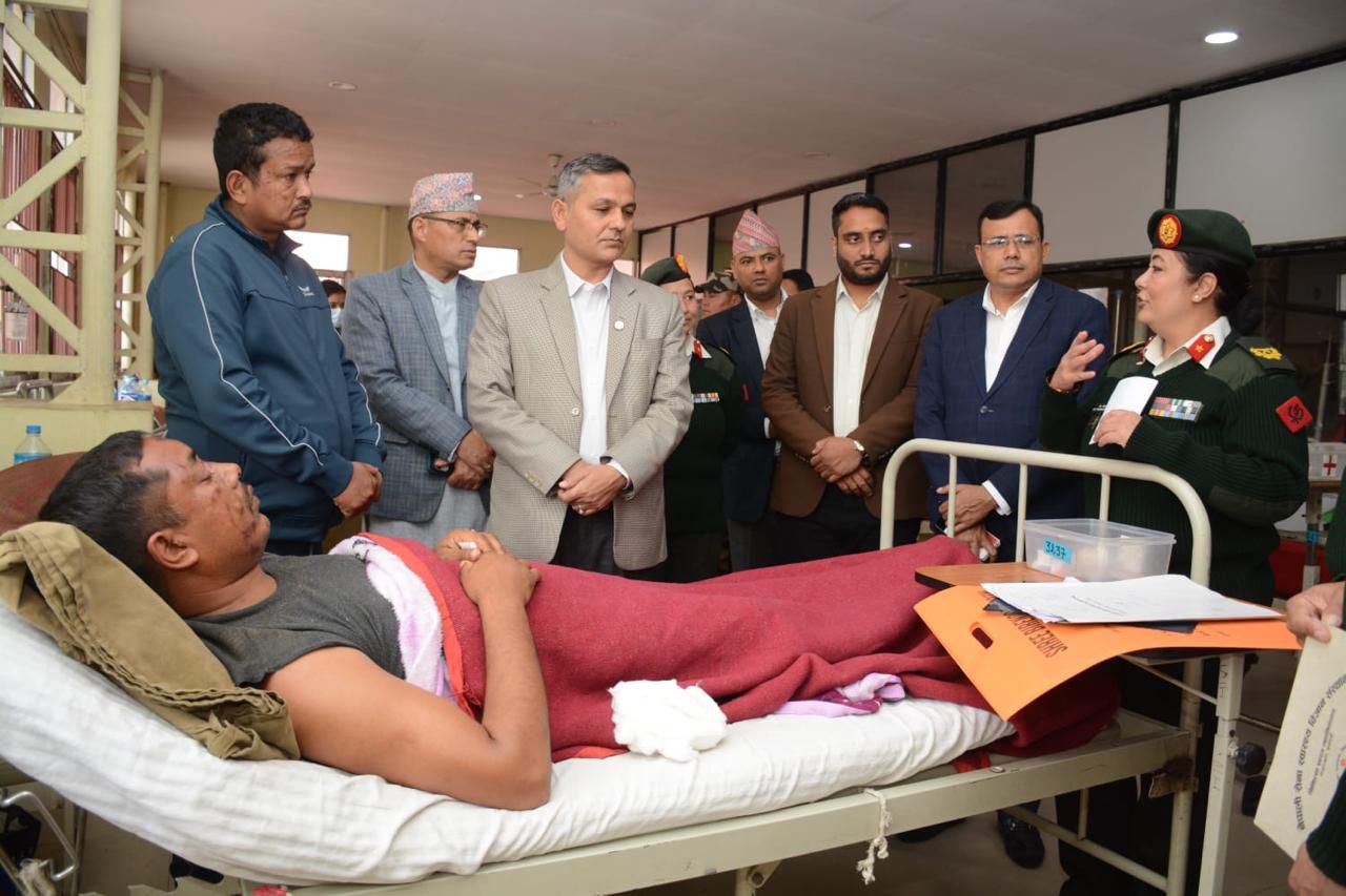  गृहमन्त्री अर्यालले भेटे रामेछाप सवारी दुर्घटनाका घाइते