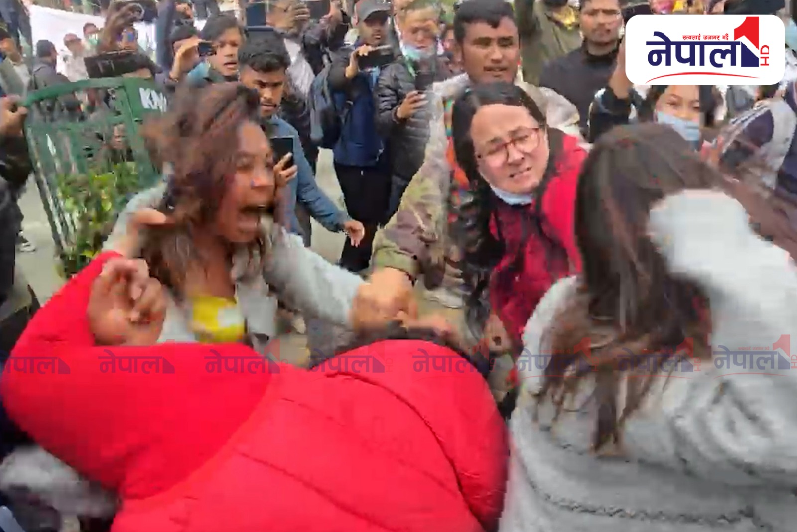 माइतीघरमा एमाले प्रदर्शनमा दुई महिलाबीच हानाहान (भिडियो)