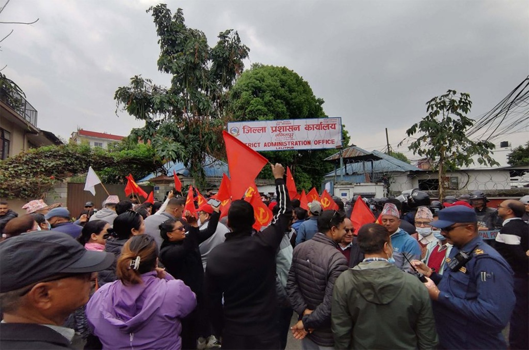 विरोधपत्र बुझाउन एमाले कार्यकर्ता जिल्ला प्रशासन कार्यालय ललितपुरमा