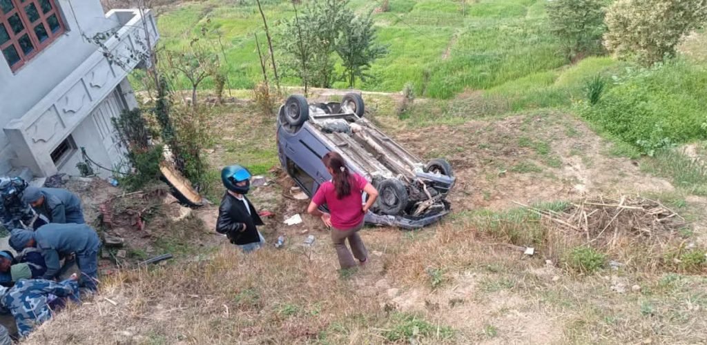नगरकोटबाट सुडालतर्फ आउँदै गरेको निजी कार दुर्घटना , तीनको मृत्यु, दुई घाइते