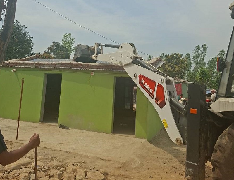 गोदावरी अतिक्रमण गरी निर्माण गरिएका भौतिक संरचना हटाउन सुरु