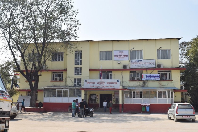 रुपन्देहीमा भन्सार छली गरी अवैध रूपमा नेपाल भित्र्याइएका ८ लाखभन्दा बढीका सामान बरामद