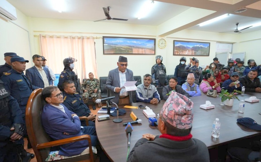 कार्की आयोगप्रति आपत्ति जनाउँदै एमालेले काठमाडौँ जिल्ला प्रशासन कार्यालयमा बुझायो विरोधपत्र