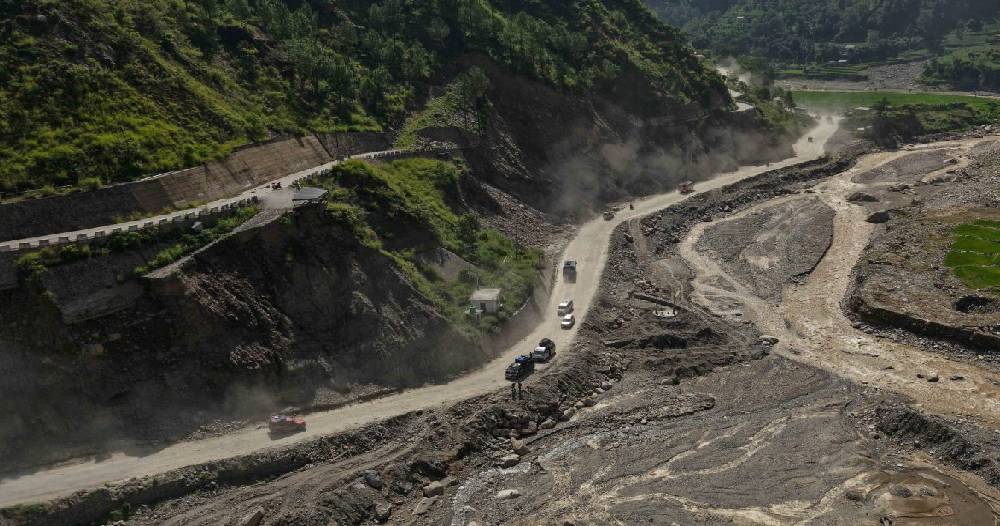 रोशी खोलामा बाढी : बीपी राजमार्गमा प्रहरीद्वारा सवारी सञ्चालनमा रोक