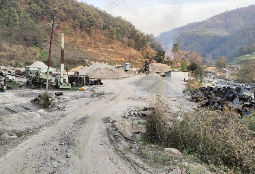 अवैध रूपमा सञ्चालित क्रसरबाट नुवाकोटका स्थानीयवासी पीडित, विद्यालय र अस्पताल झनै समस्यामा