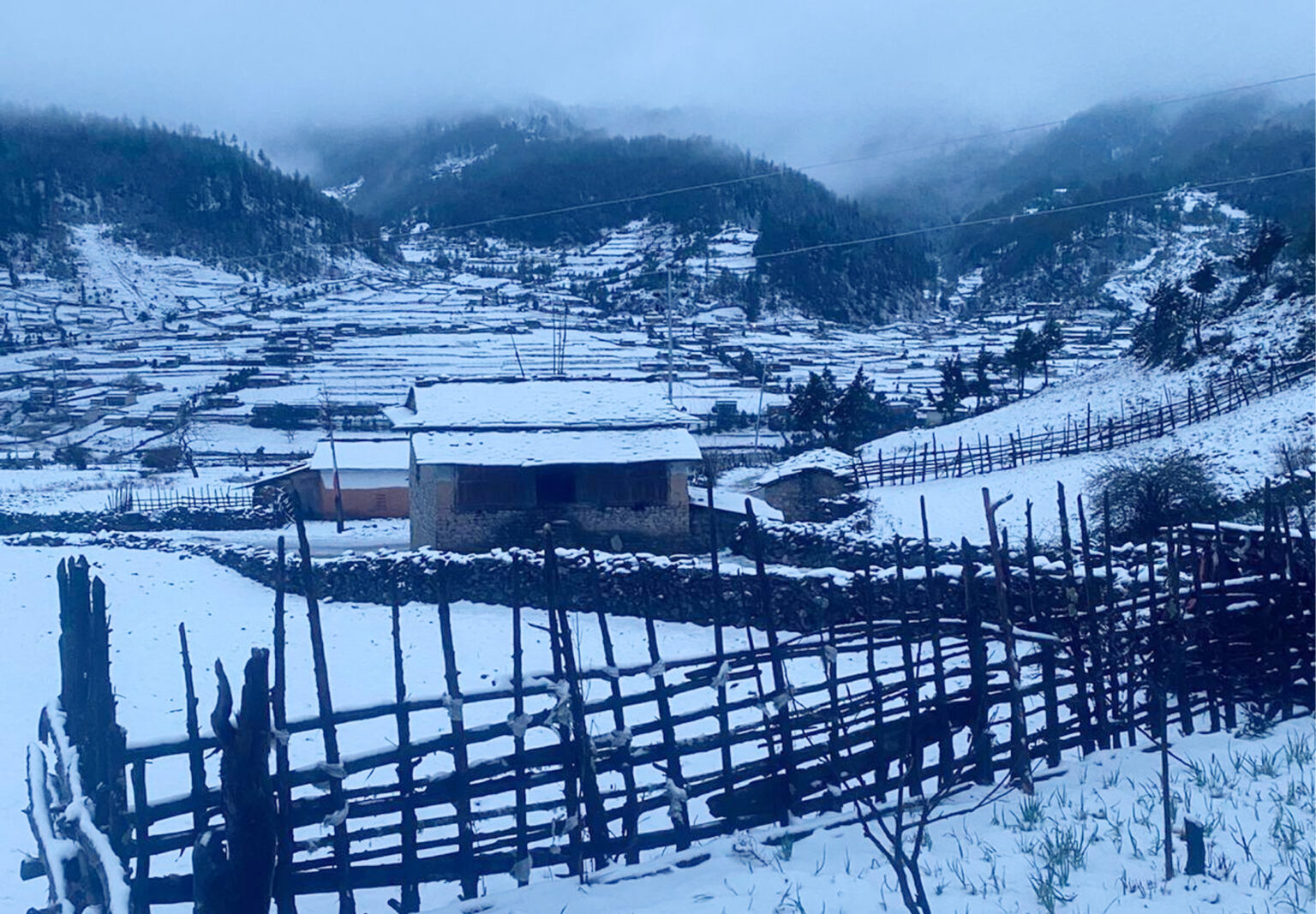 ढोरपाटनसहित बागलुङको उच्च पहाडी क्षेत्रमा भारी हिमपात