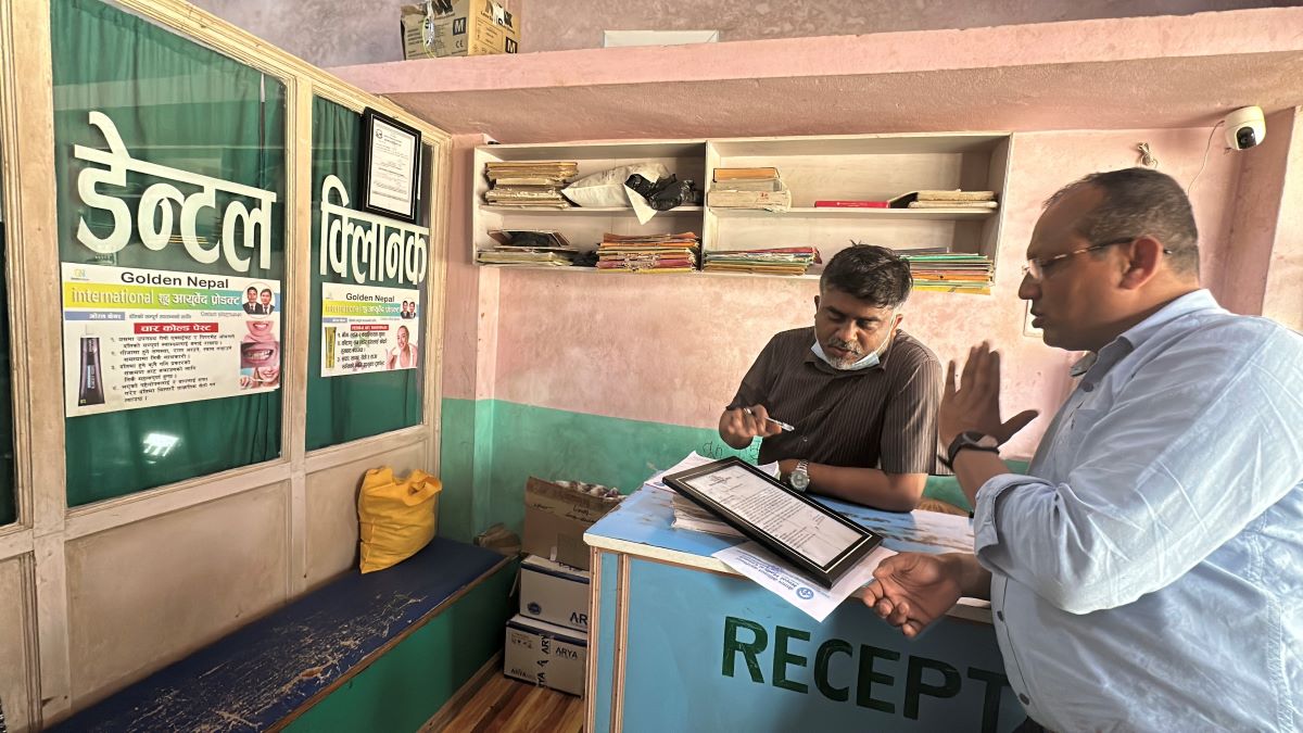 लहानका डेन्टल क्लिनिकः चिकित्सको नाम बोर्डमा, गैरचिकित्सकबाट उपचार