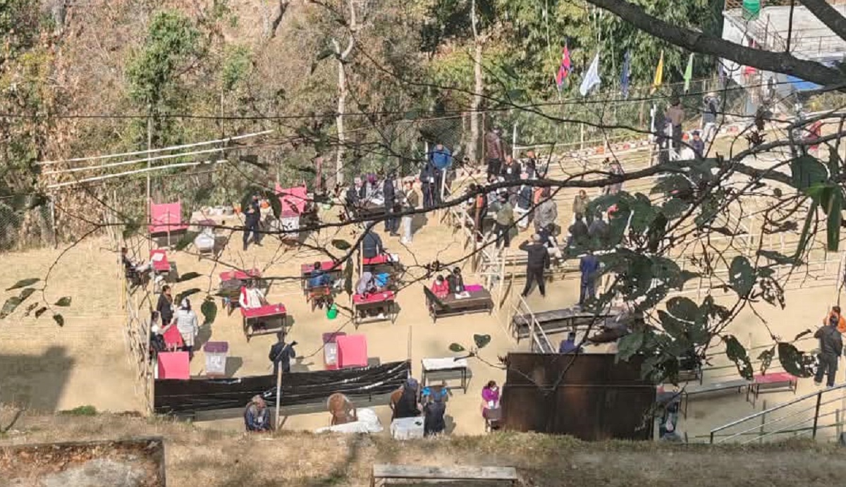 दोलखाको मालु मतदान केन्द्रमा केही बेरका लागि स्थगित भयो मतदान