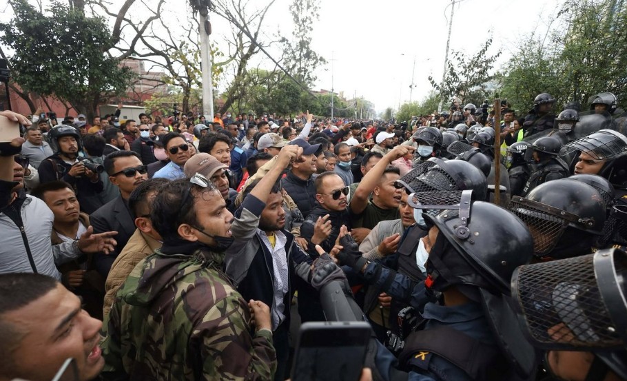 माइतीघरमा एमाले कार्यकर्ता र प्रहरीबीच झडप,लाठीचार्जमा दर्जनौ प्रदर्शनकारी घाइते