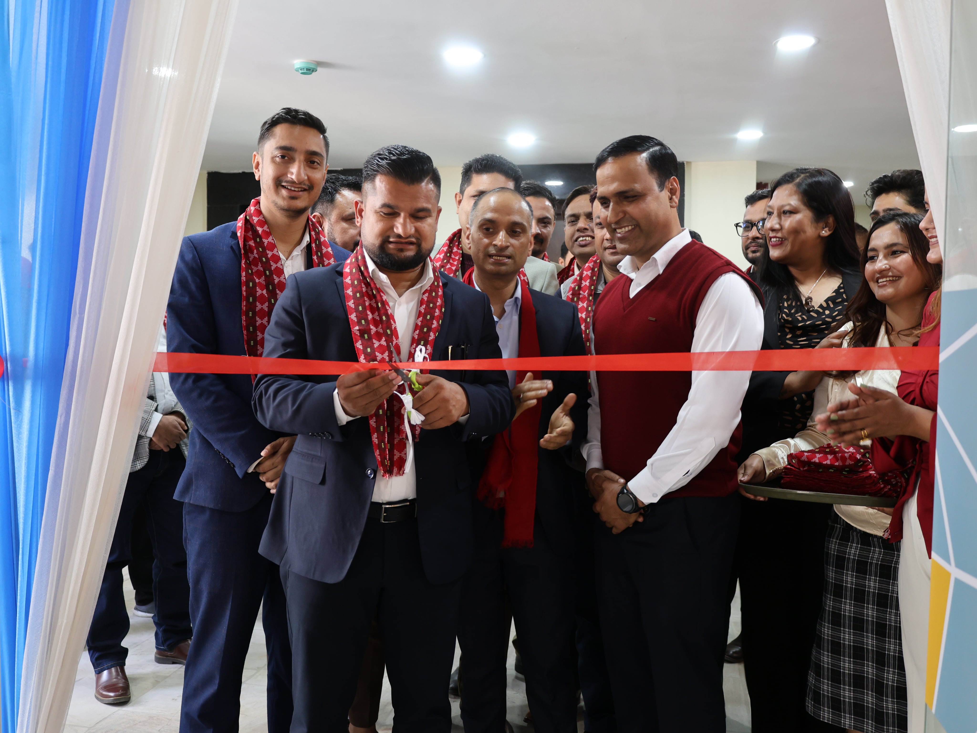 गोरेटोले बागबजारमा नयाँ शाखा खोलेकै दिन ३ सय बिद्यार्थीले लिए सेवा