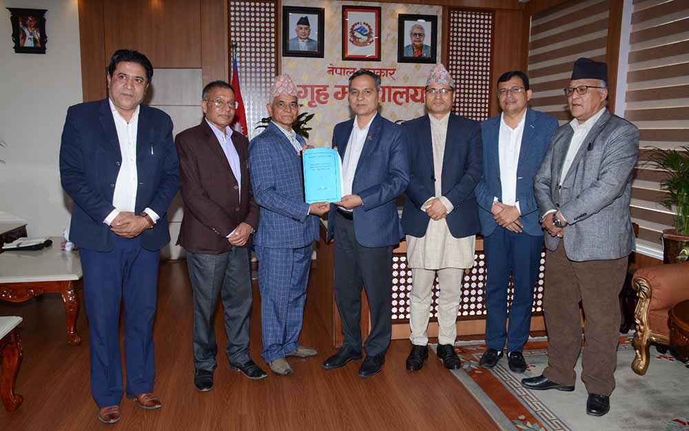 गृहमन्त्रीसमक्ष यातायात जाँचबुझ आयोगको प्रतिवेदन पेस