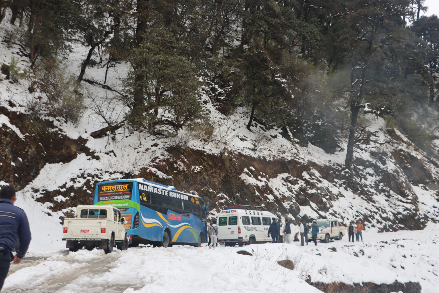 भारी हिमपातका कारण मध्यपहाडी लोकमार्ग अवरुद्ध