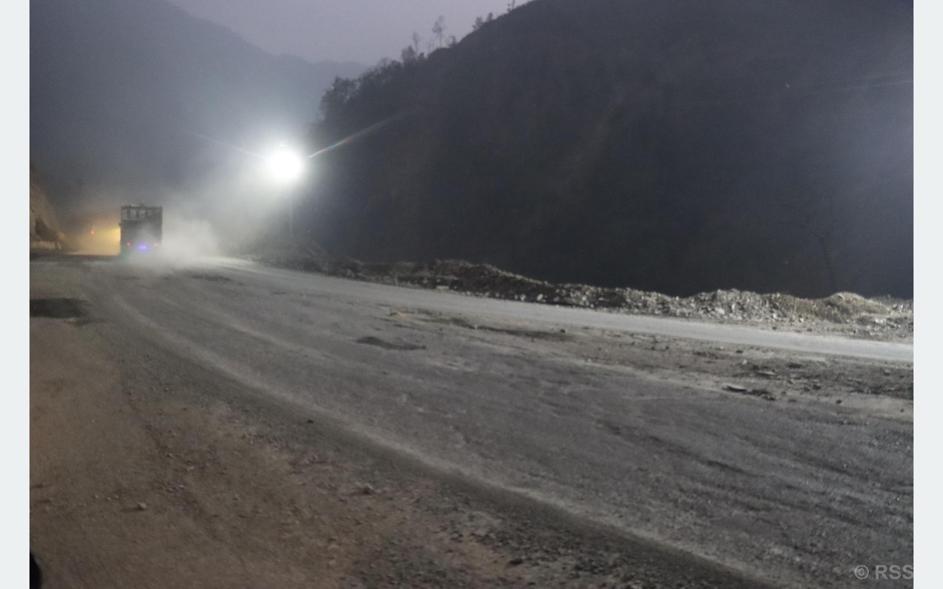 नारायणगढ–मुग्लिन सडकखण्डअन्तर्गत तुइन खोलाको पहिरोमा ‘फ्लड लाइट’ जडान