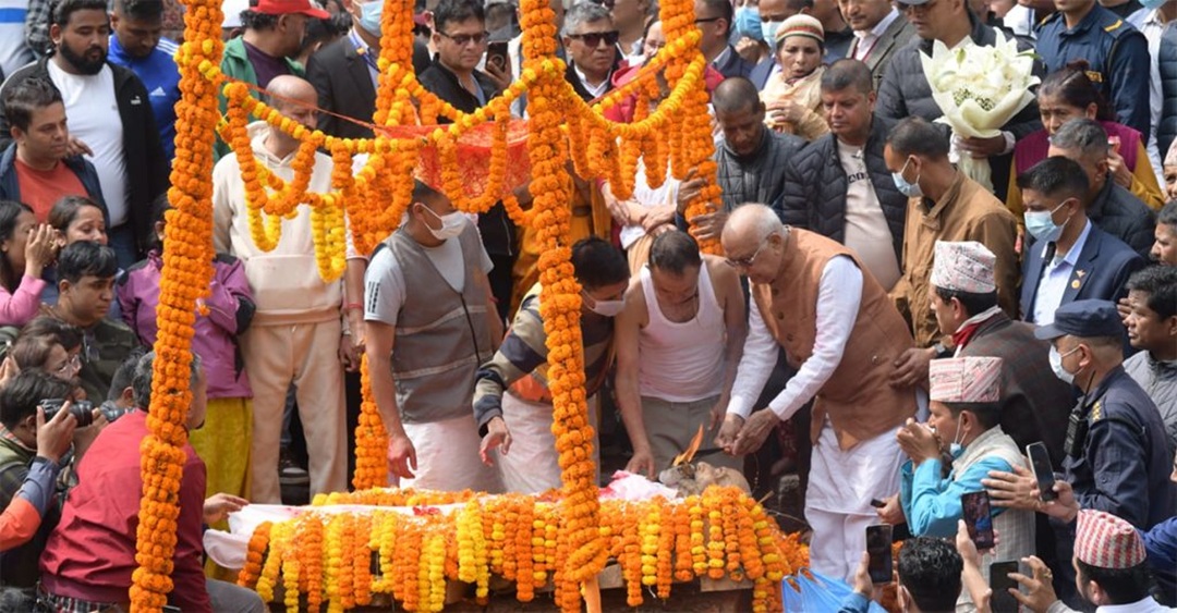 ओलीकाे पिताकाे पशुपति आर्यघाटमा अन्तिम बिदाइ