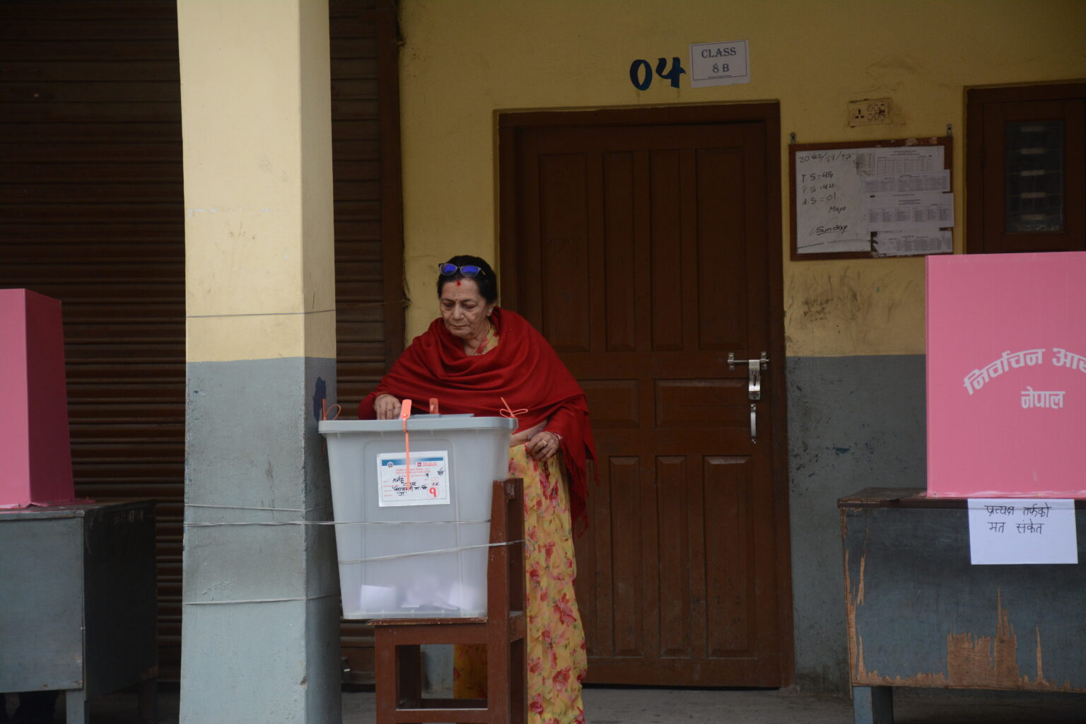 प्रथम महिला पौडेलद्वारा मतदान