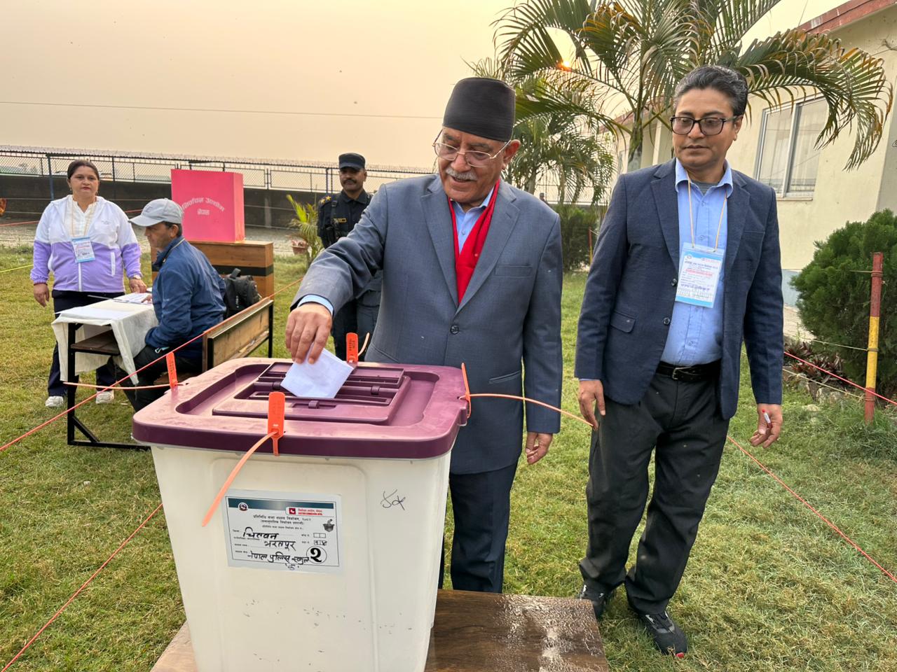 नेपाल पुलिस स्कुलबाट मतदान गरेपछि संयोजक दाहालले भने -देश समृद्धिको मार्गमा अग्रसर हुने