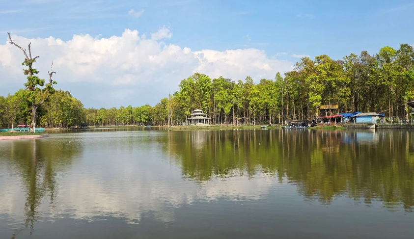 फिसिङ र बोटिङ सुविधाले रास तालमा पर्यटकको भिड