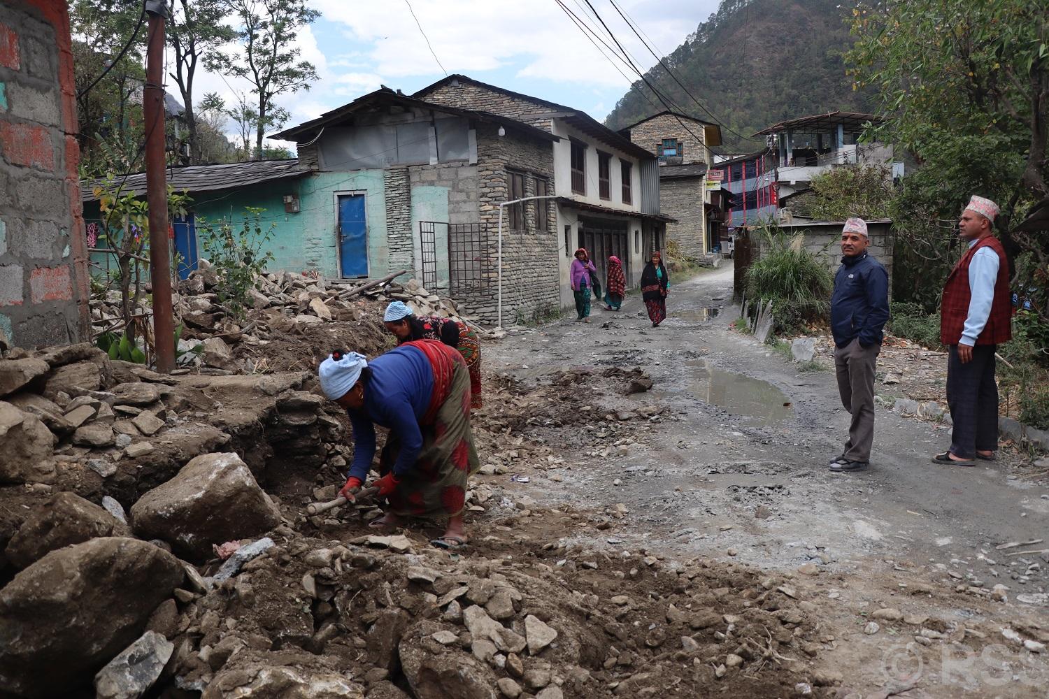 सडक विस्तारमा सहयोग गर्दै स्थानीय, स्वस्फूर्त रुपमा घरको पेटी र टहरा भत्काउन थाले