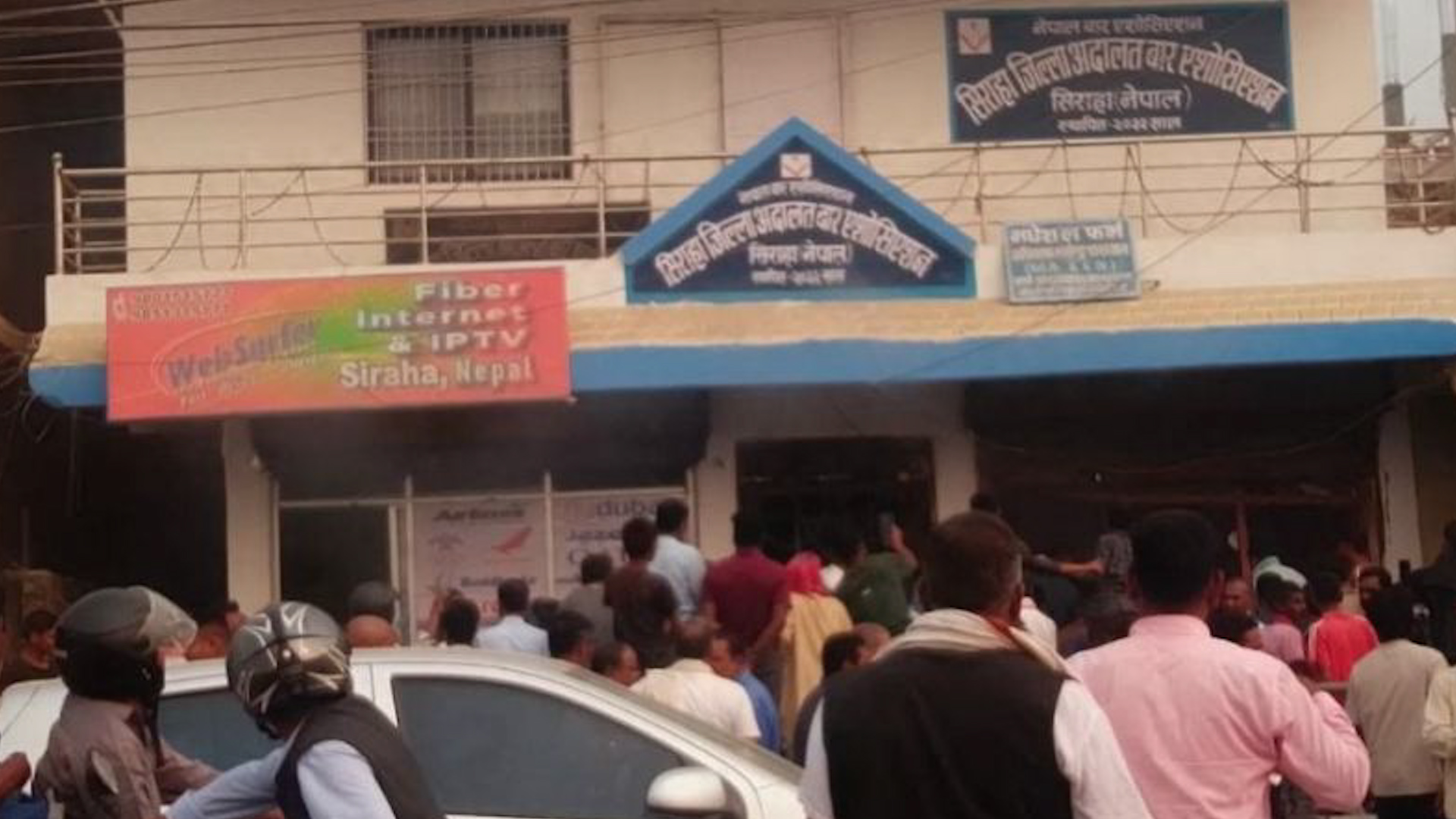 सिरहामा कानुन व्यवसायीको फर्ममा बम विस्फोट, एक जना घाइते