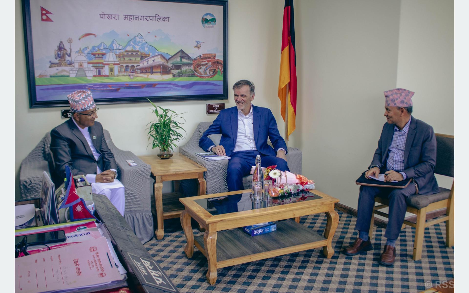 पोखरा महानगर प्रमुख आचार्यसँग जर्मन राजदूतको शिष्टाचार भेट