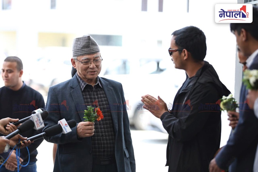 फूल दिएर एमालेको नेतृत्व परिवर्तन माग ! (फोटो फिचर)
