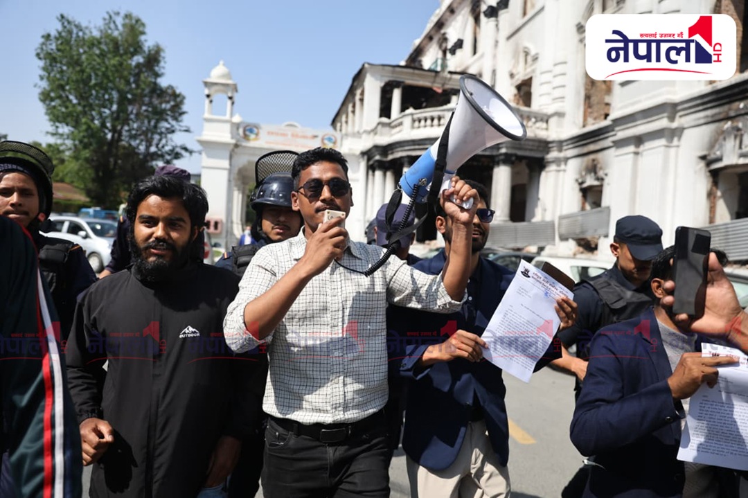 आयल निगम घेर्न गएका जेनजीलाई प्रहरीले लखेट्यो