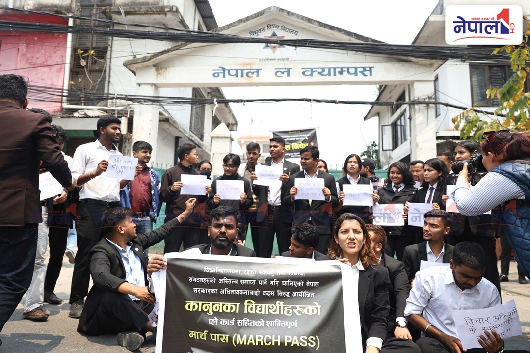 बालेनमा सरकारको विरोधमा उर्लिए विद्यार्थीहरु (तस्वीर)