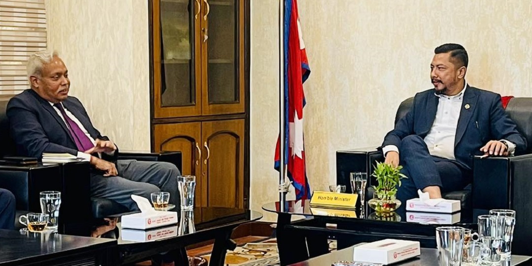 ‘उपरखुट्टी’वाला तस्बिर सार्वजनिक भएपछि विवादमा ऊर्जामन्त्री श्रेष्ठ (भिडियाे)