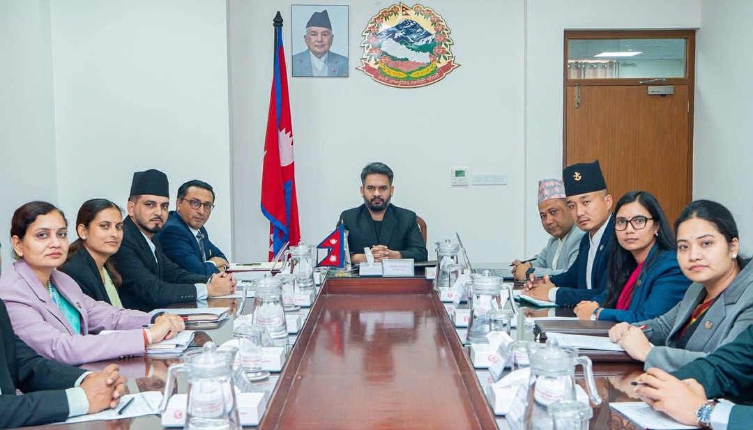 सिंहदरबारमा मन्त्रिपरिषद् बैठक जारी, हस्याङ्फस्याङ गर्दै पुगे गृहमन्त्री गुरुङ