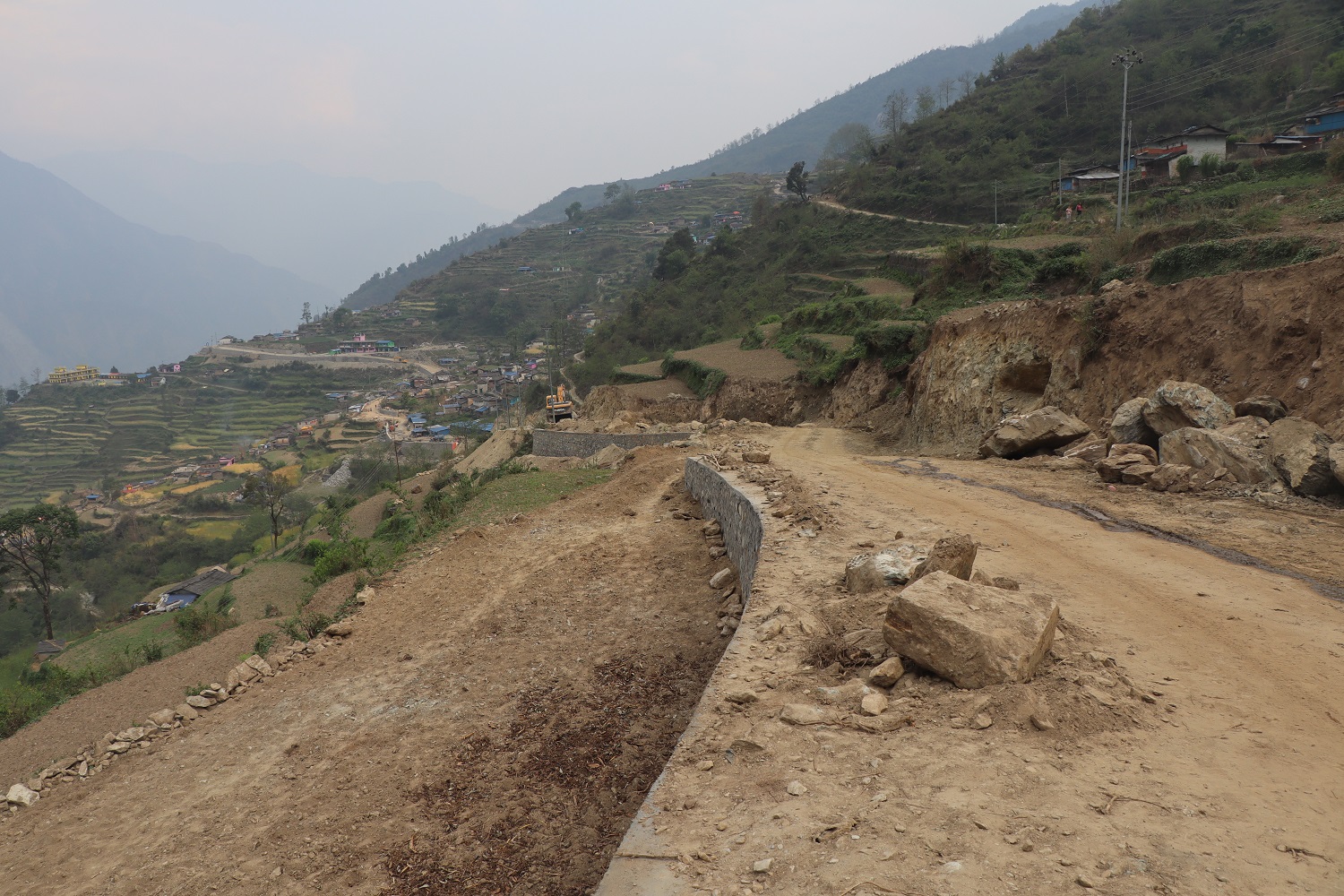 पेट्रोलियम पदार्थको मूल्यवृद्धिको प्रभाव दरवाङ–मुना–ढोरपाटन निर्माणमा