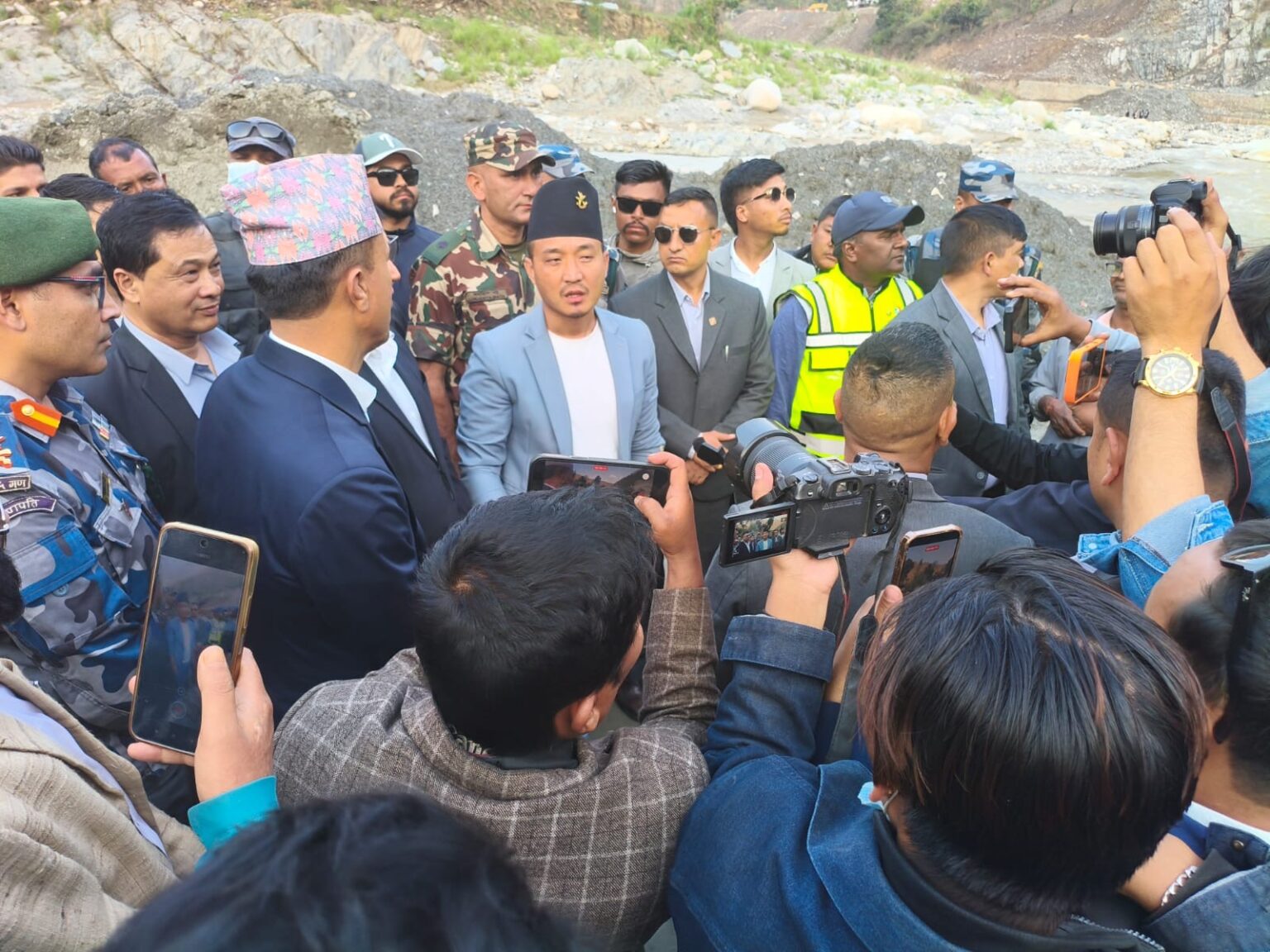 मापदण्ड विपरीतका सम्पूर्ण क्रसर तुरुन्त बन्द गर्न  गृहमन्त्री गुरुङको  निर्देशन