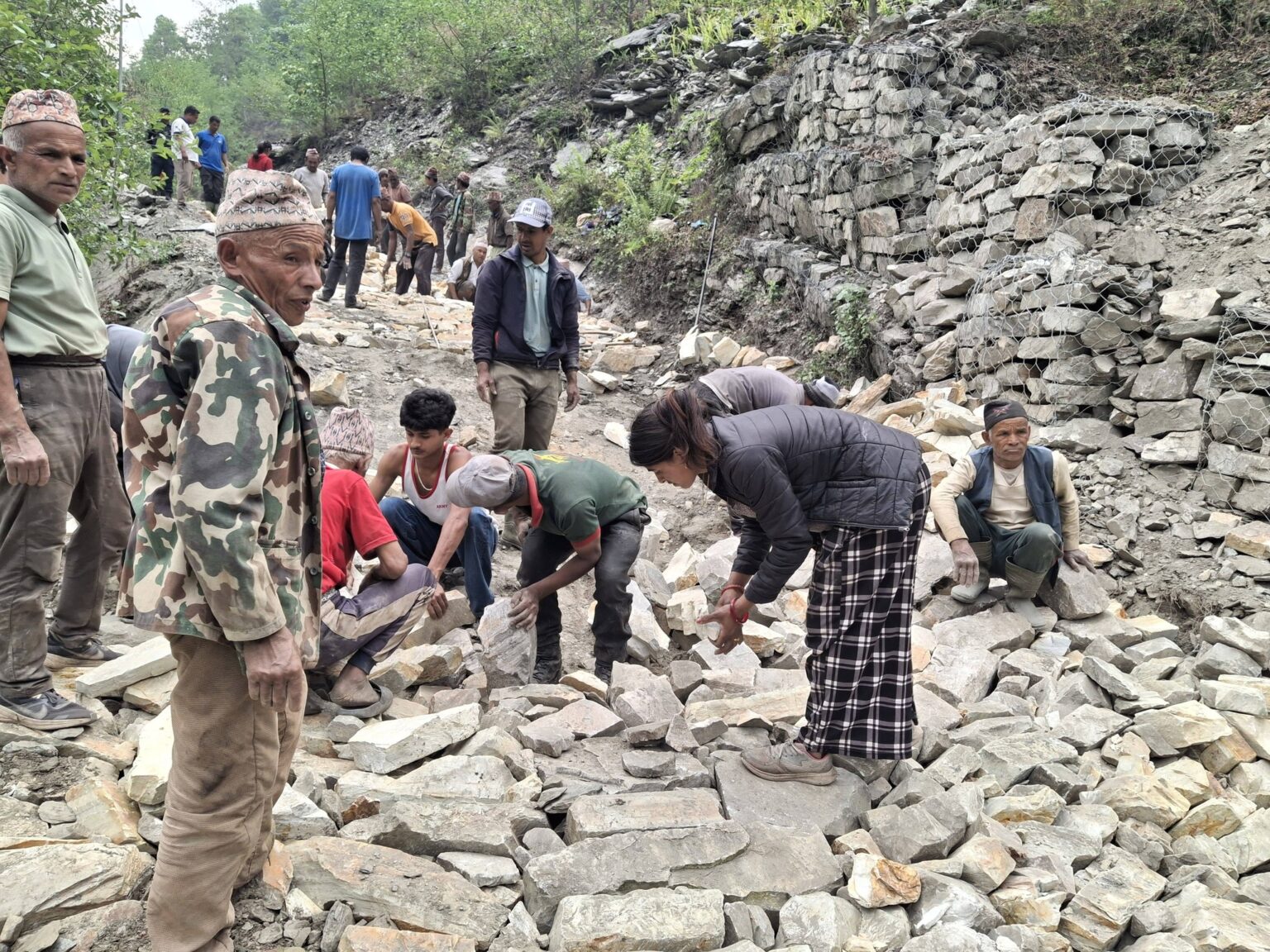 पोखरेबगर-घोडेपानी सडकको हल्लेखर्क खण्ड श्रमदानबाट मर्मत