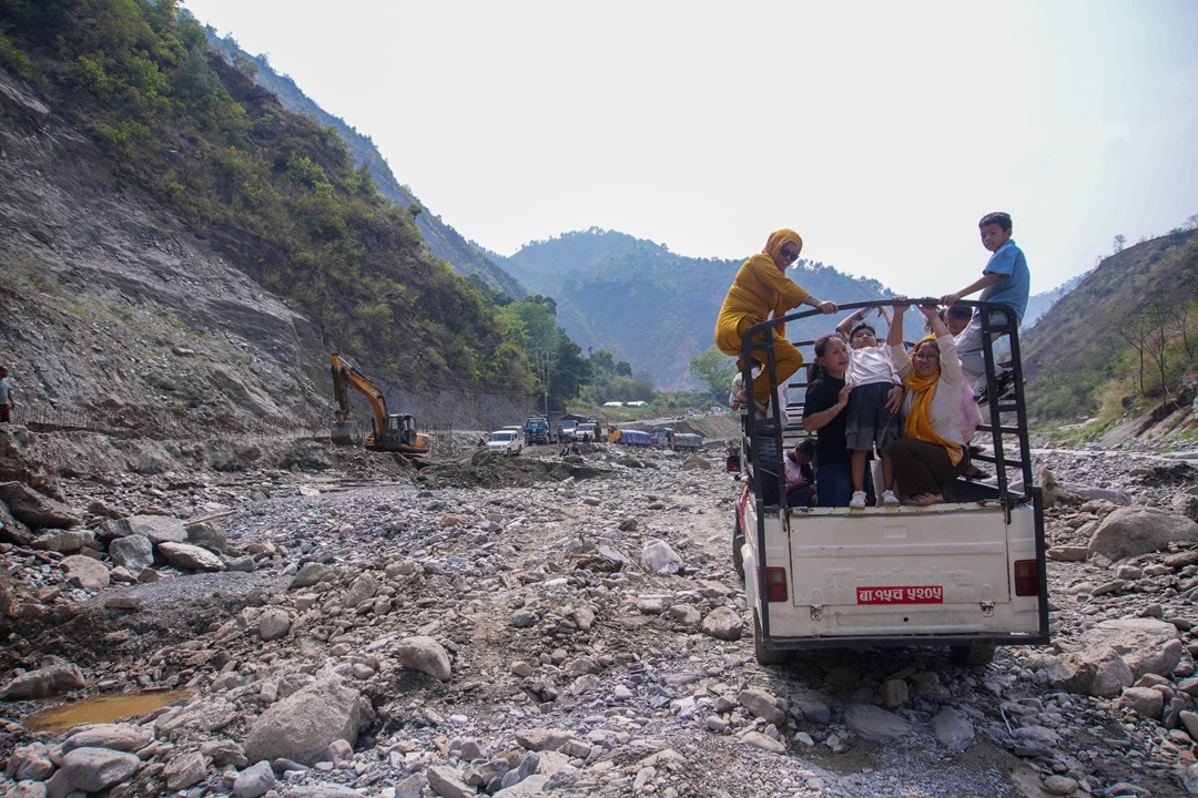 बी.पी. राजमार्गको मर्मत सकियो, गाडी चल्यो (तस्बिरहरू)