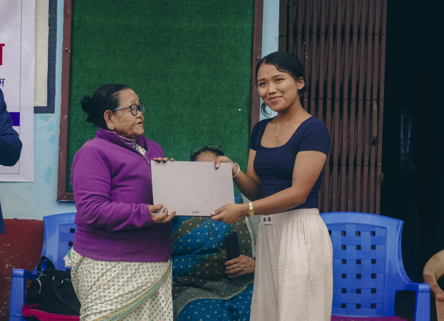 स्वरोजगार प्रवर्द्धनका लागि इलाम नपाद्वारा २० उद्यमीलाई ल्यापटप वितरण