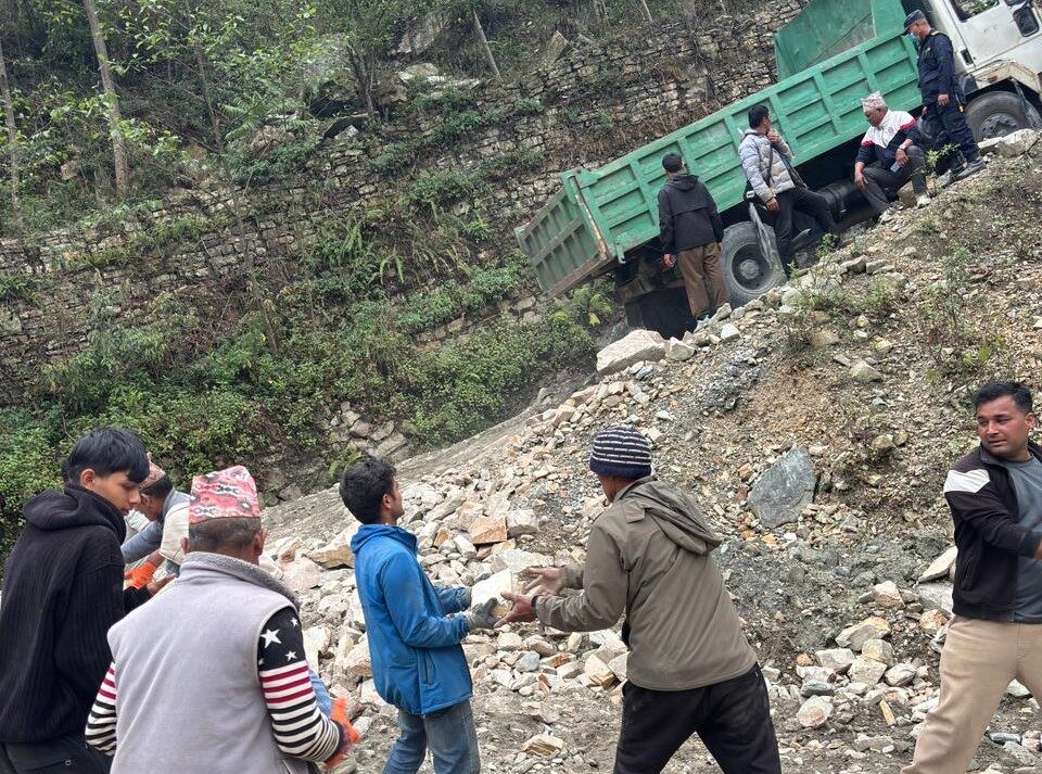 श्रमदानमार्फत पर्यटकीयस्थल जोड्ने सडक मर्मत गरिँदै