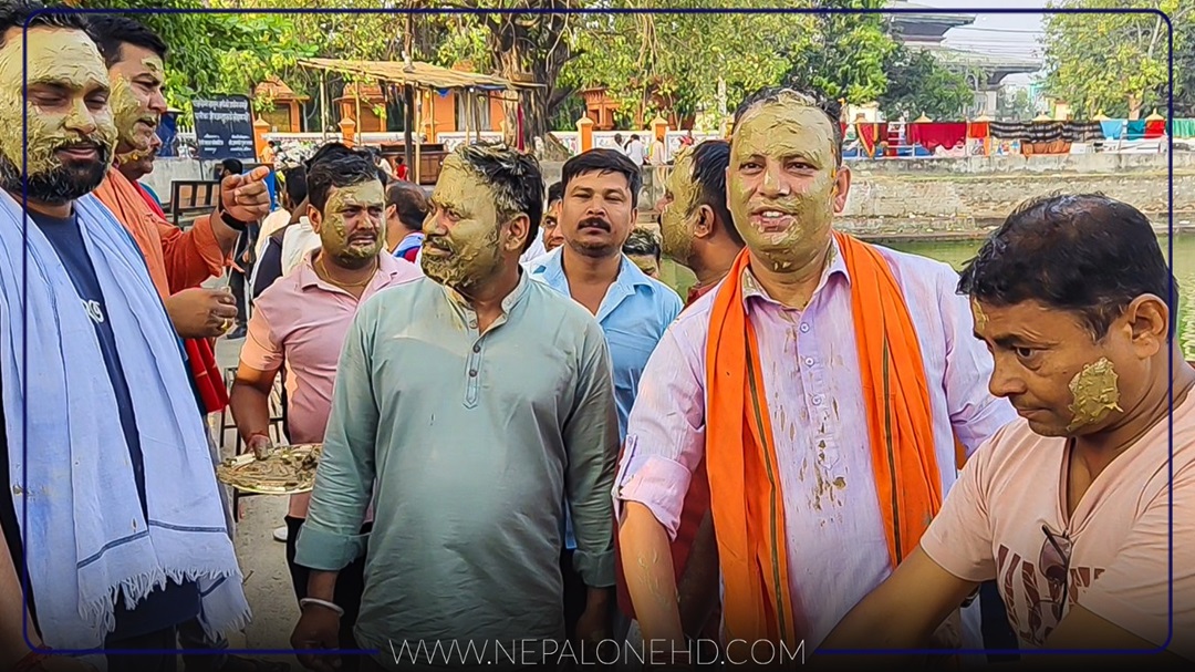 अनुहारमा माटो दलादल गर्दै सांसद–सर्वसाधारण (भिडियो)