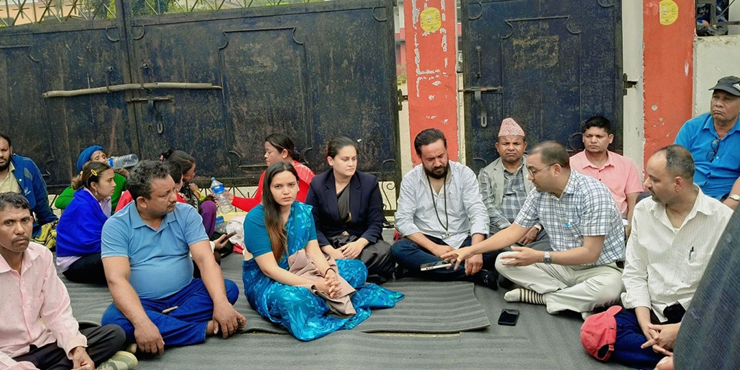 बालेन सरकारसँग श्रीकृष्ण मृत्युप्रकरणमा संसदीय समिति माग गर्दै खगेन्द्र सुनारसहितका सांसदहरू धर्नामा