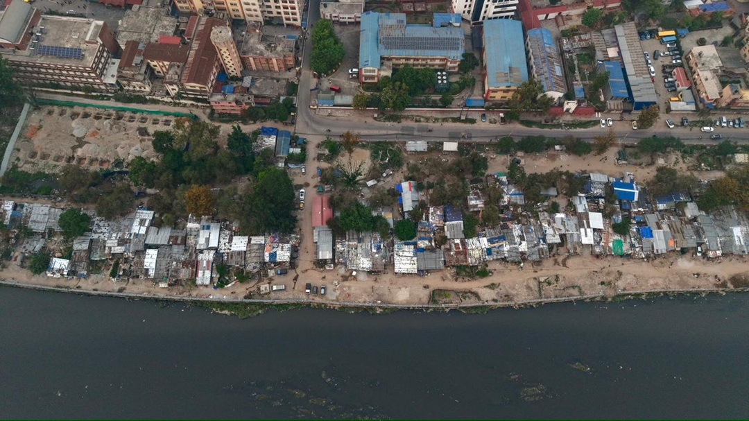 काठमाडौंका नदी किनारमा सुकुमबासी बस्ती हटाउने तयारी,अवस्था तनावपूर्ण (तस्वीरहरु)