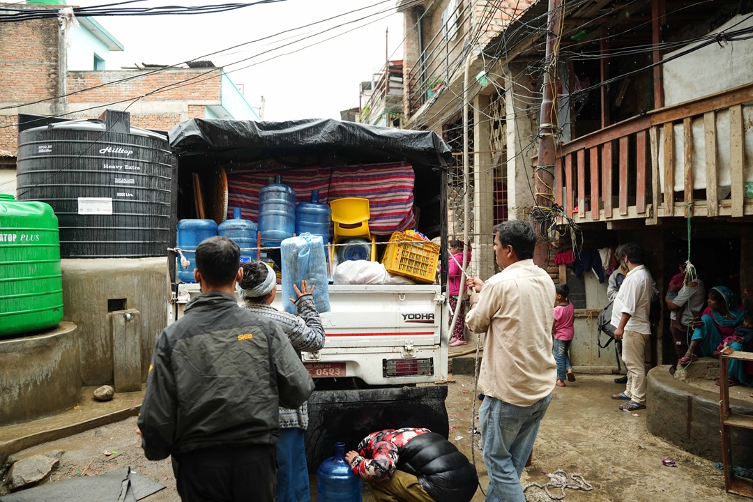 आफैं सामान निकालेर घर खाली गर्दै टेकुका सुकुम्बासीहरू(तस्वीर)