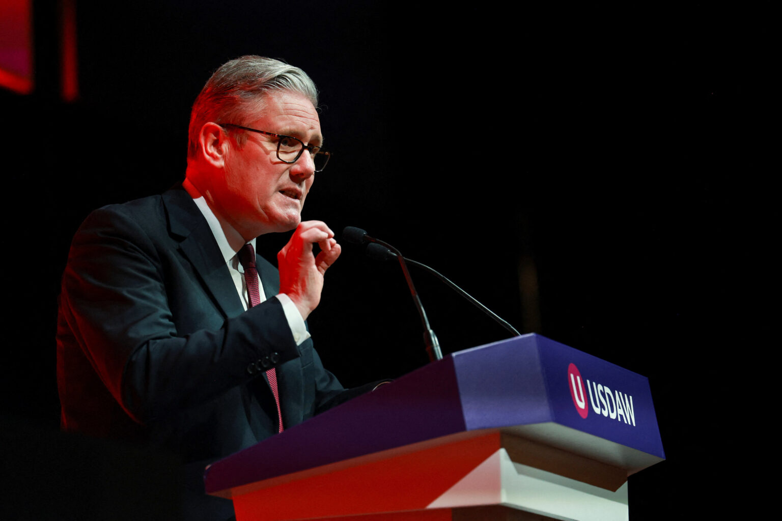 स्टार्मरमाथि बढ्दो राजनीतिक दबाब