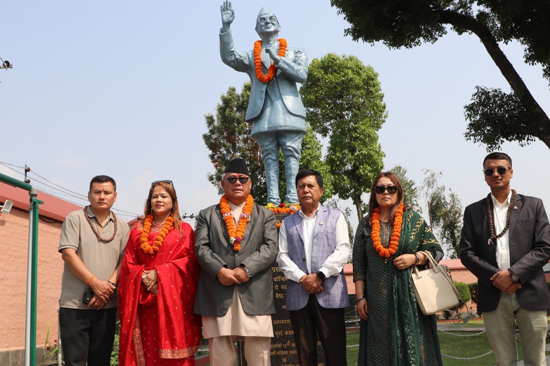 कांग्रेस संसदीय दलका नेता भीष्मराज आङ्देम्बेद्वारा बीपीसहित अग्रणी नेताहरूकाे शालिकमा माल्यार्पण