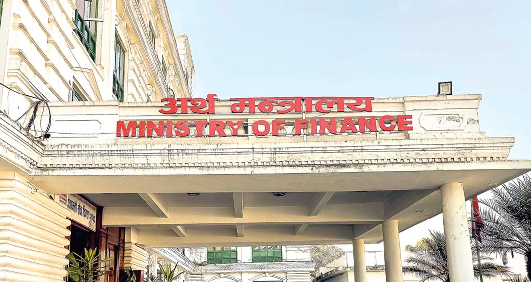 पेट्रोलियम पदार्थको मूल्य बढेपछि कर्मचारीले पाउने इन्धन सुविधा कटौती