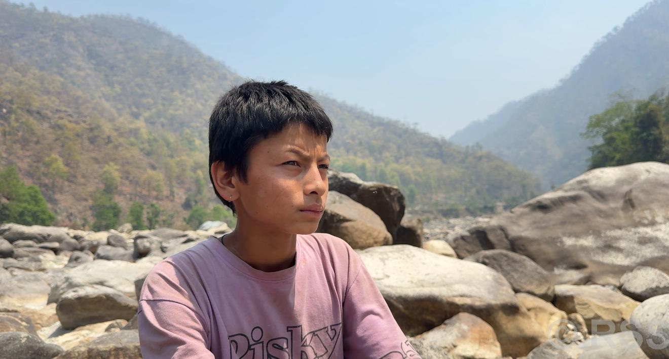 जब एक भारी घाँसका लागि बाबुछोरा नै कर्णालीमा बगे