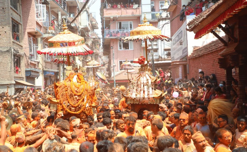 बिस्केट जात्राको इतिहासमै पहिलोपटक महिलाले ताने नकिजु अजिमा (भद्रकाली)को रथ