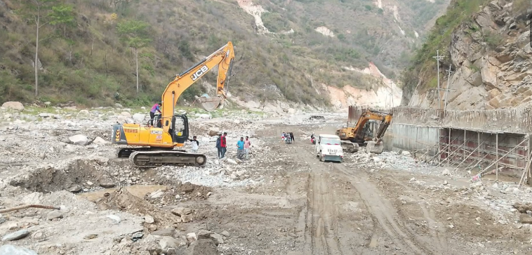 अविरल वर्षासँगै रोशी खोलामा बाढी, बीपी राजमार्ग फेरि अवरुद्ध