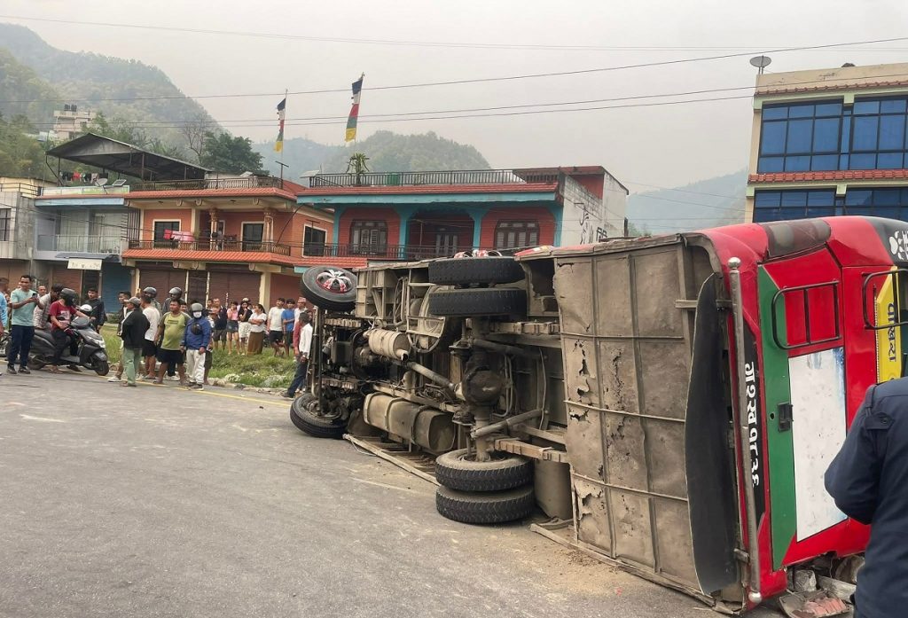 तनहुँ बस दुर्घटना अपडेट : दुई जनाको मृत्यु, ९ जना गम्भीर घाइते