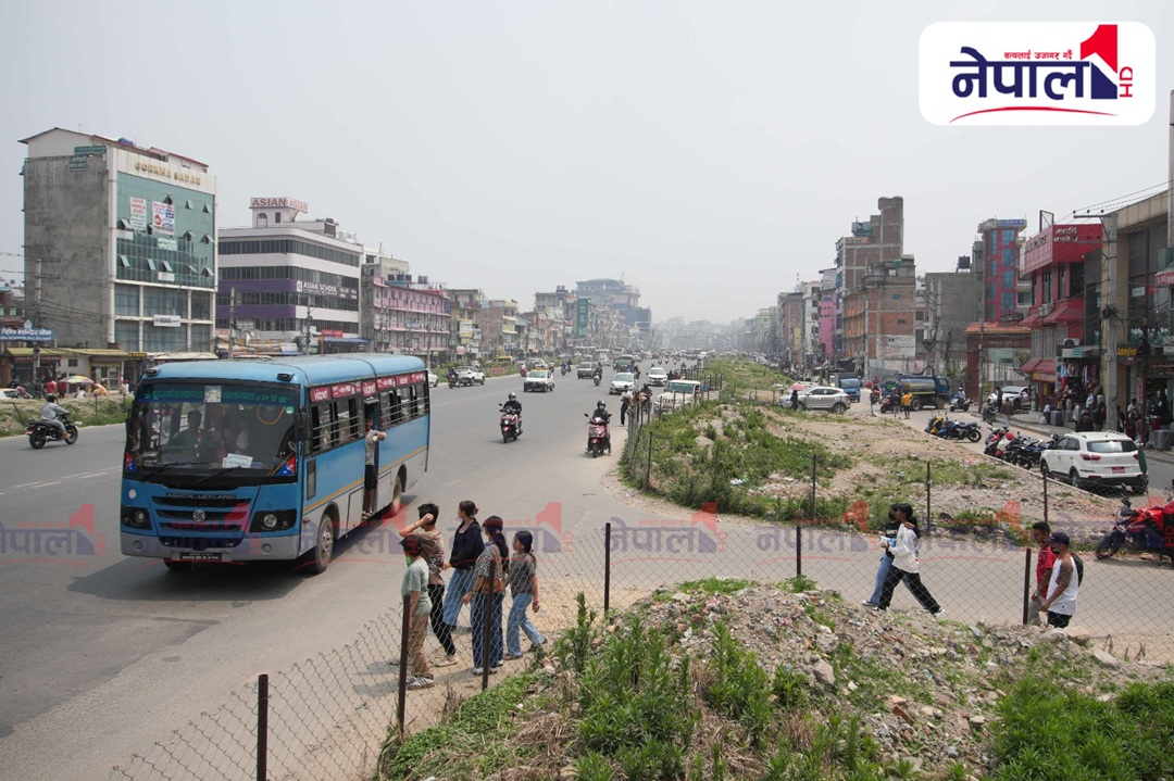 चक्रपथ दोस्रो खण्ड विस्तार अझै अलपत्र, स्थानीयवासी धुलो र हिलोको मारमा(तस्बिरहरु)