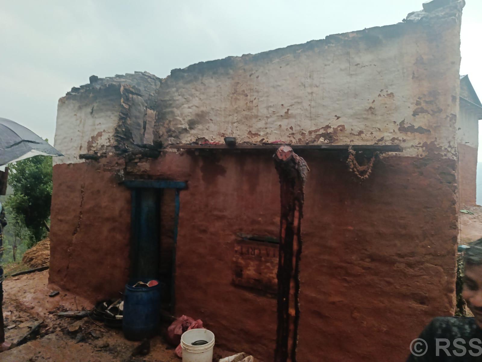 चट्याङले घर जल्यो, ६ जनाको परिवार विस्थापित